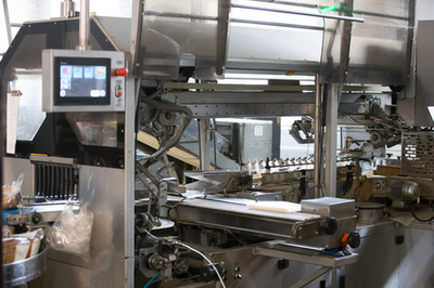 包装食品的机器特写。行业